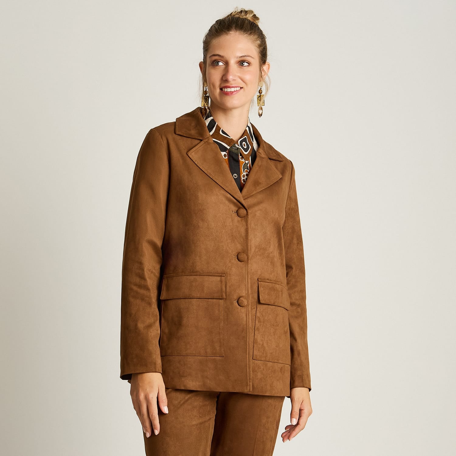 Chaqueta Camel Manga Larga Elasticidad Nula Con Forro Calce Normal Tela Plano